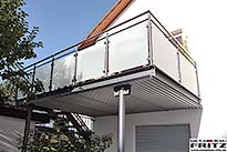Anbaubalkon mit einer Gel�nderf�llung aus mattiertem Glas und einem Treppenabgang 34-04