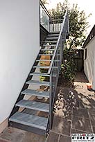 Anbaubalkon mit einer Gel�nderf�llung aus mattiertem Glas und einem Treppenabgang 34-16