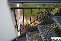 Anbaubalkon mit einer Gel�nderf�llung aus mattiertem Glas und einem Treppenabgang 34-19