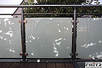 Anbaubalkon mit einer Gel�nderf�llung aus mattiertem Glas und einem Treppenabgang 34-22