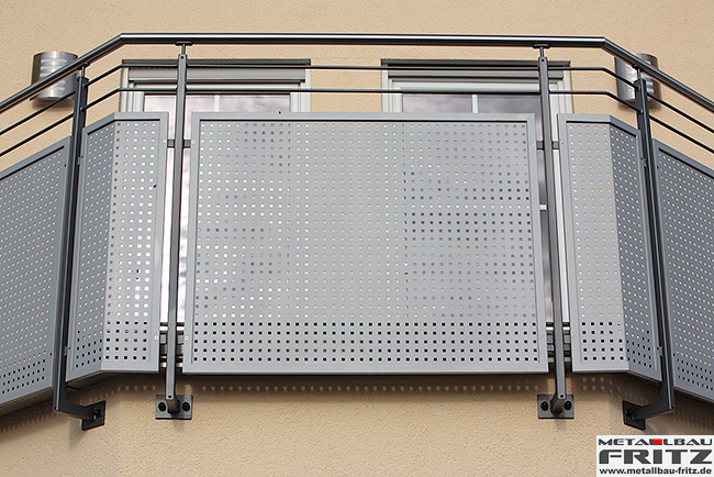 Balkongelnder mit einer Sichtschutzfllung aus Lochblech - Balkongelnder 35-07  -  (c) by Metallbau Fritz