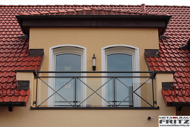 Balkongelnder mit Diagonalstreben und einer Klarglasfllung - Balkongelnder 36-04  -  (c) by Metallbau Fritz