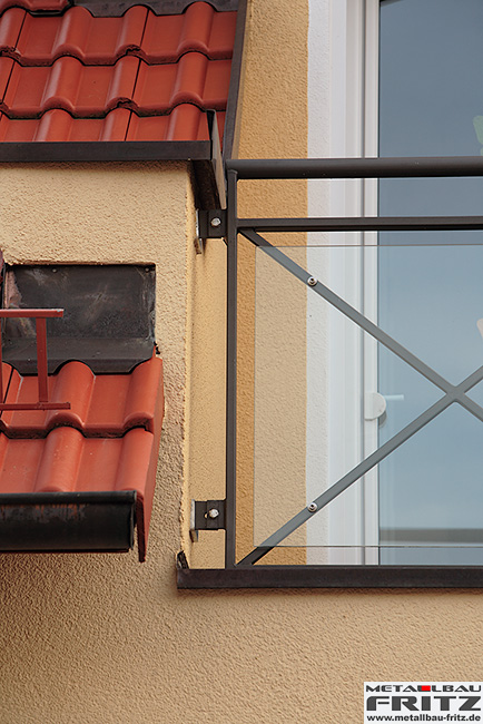 Balkongelnder mit Diagonalstreben und einer Klarglasfllung - Balkongelnder 36-07  -  (c) by Metallbau Fritz