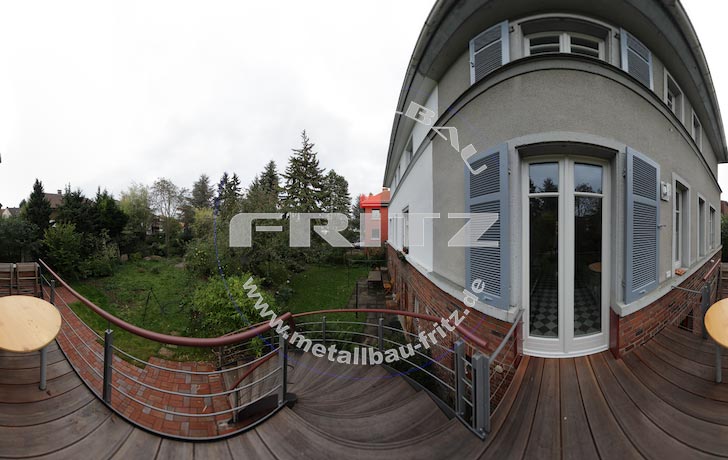 Stahlbalkon mit einem gewendelten Treppenaufgang und einem Holzbelag - Stahlbalkon / Balkongelnder 37-01  -  (c) by Metallbau Fritz