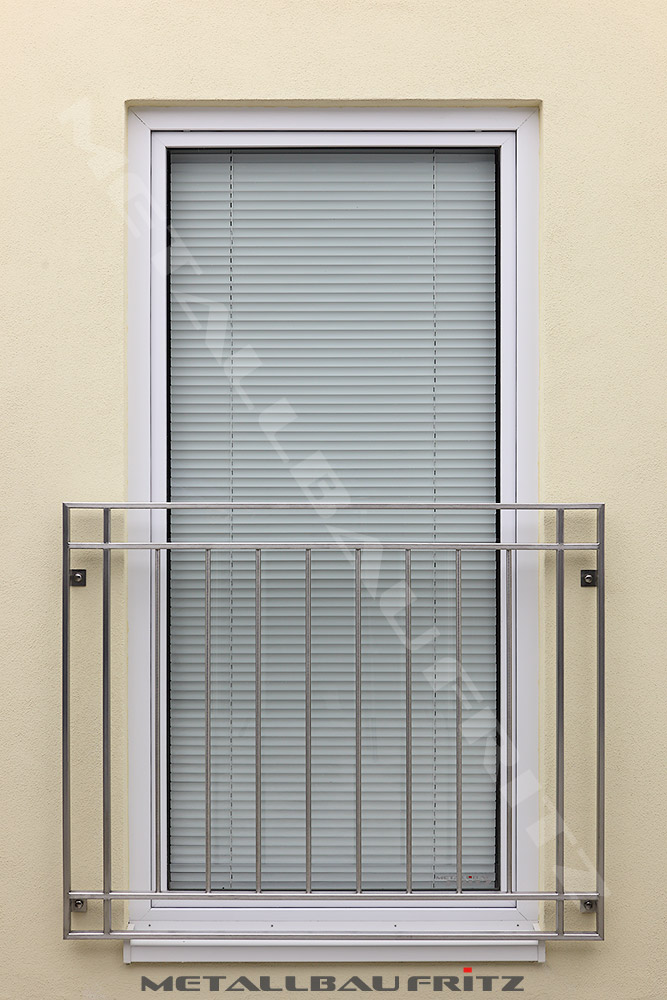 Franzsischer Balkon mit einem Doppelrahmen und Eckausbildungen - Franzsischer Balkon 50-01  -  (c) by Metallbau Fritz