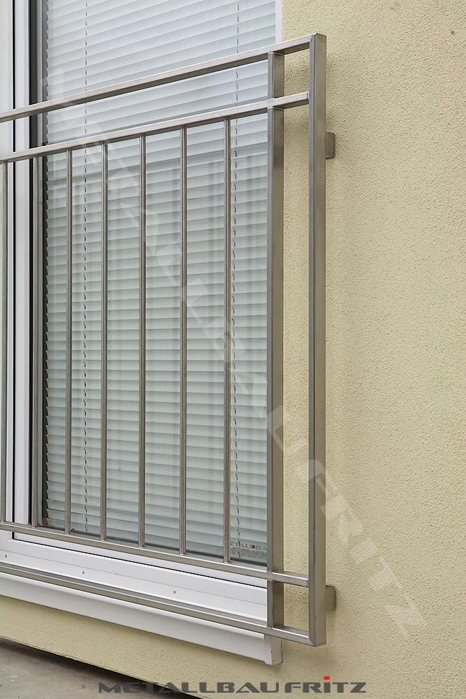 Franzsischer Balkon mit einem Doppelrahmen und Eckausbildungen - Franzsischer Balkon 50-04  -  (c) by Metallbau Fritz