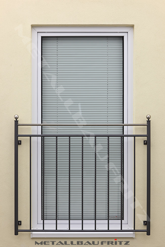 Franzsischer Balkon mit einem Edelstahlhandlauf und Kugeldekor - Franzsischer Balkon 51-01  -  (c) by Metallbau Fritz