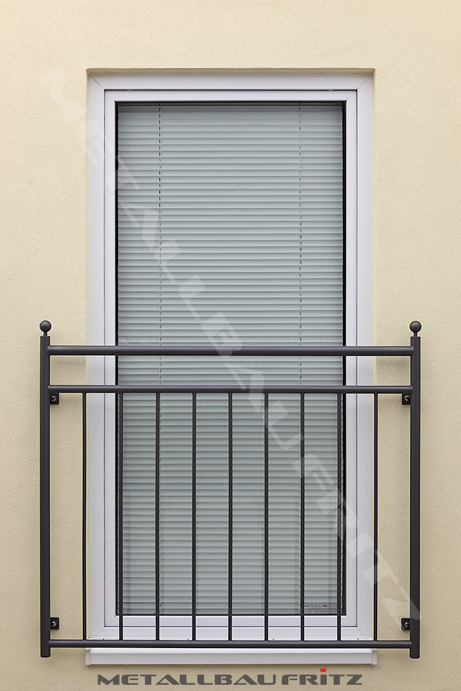 Franzsischer Balkon mit einem Kugeldekor - Franzsischer Balkon 52-01  -  (c) by Metallbau Fritz