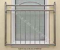 Franz�sischer Balkon aus Edelstahl mit einem Designbogen und Kugeldekor - (c) by Metallbau Fritz