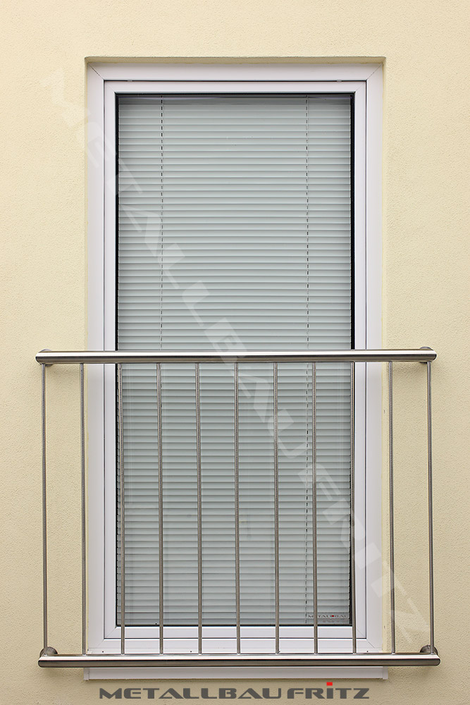 Franzsischer Balkon aus Edelstahl aus senkrechten Fllstben mit direkter Tragrohrverbindung - Franzsischer Balkon 64-01  -  (c) by Metallbau Fritz