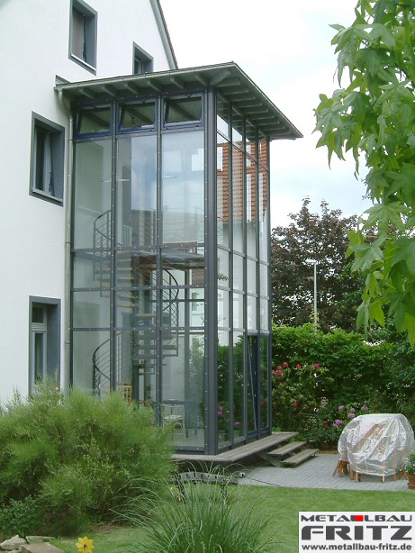 Wintergarten mit einer innenliegenden Geschotreppe - Wintergarten 12-01  -  (c) by Metallbau Fritz