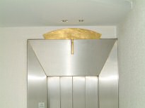 Individuell gestaltete Aufzugsverkleidung aus Edelstahl mit einem Designelement aus Messing 14-04