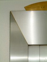 Individuell gestaltete Aufzugsverkleidung aus Edelstahl mit einem Designelement aus Messing 14-07