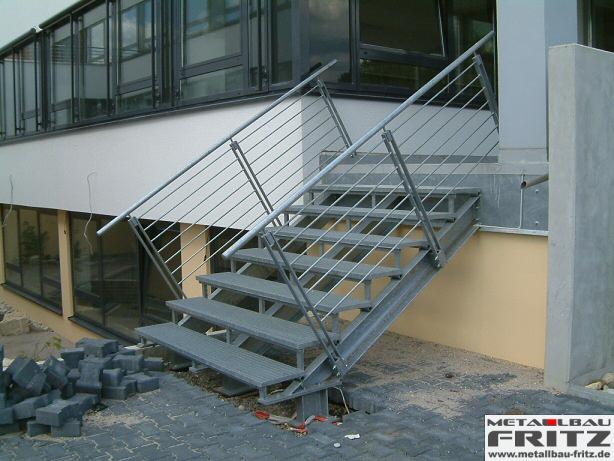 Eingangs-Stahltreppe - geradl�ufig - Au�entreppe / Eingangstreppe 03-01  -  (c) by Metallbau Fritz