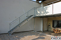 Gartentreppe / Aufgangstreppe aus einer Flachstahlwange mit Gitterroststufen 07-01
