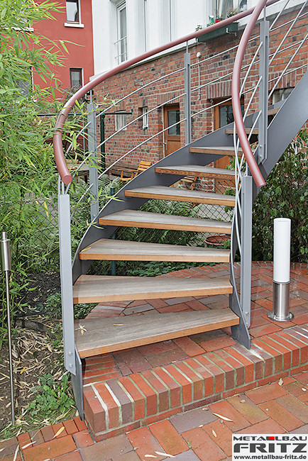 Stahlbalkon mit einer halbgewendelten Stahltreppe die zum Garten hinf�hrt - Au�entreppe / Wendeltreppe 08-10  -  (c) by Metallbau Fritz