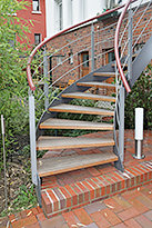 Stahlbalkon mit einer halbgewendelten Stahltreppe die zum Garten hinf�hrt 08-10