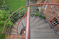 Stahlbalkon mit einer halbgewendelten Stahltreppe die zum Garten hinf�hrt 08-13