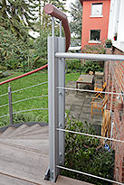 Stahlbalkon mit einer halbgewendelten Stahltreppe die zum Garten hinf�hrt 08-19