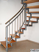 Holmtreppe zwei mal 1/4 gewendelt mit Holzstufen - Treppe innen 10 - Holmtreppe 1/2 gewendelt