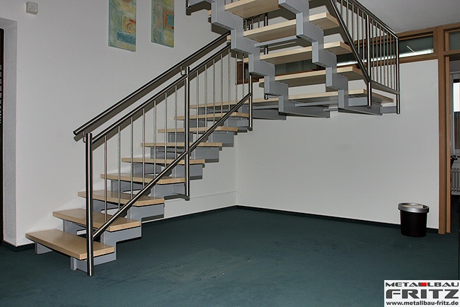 Treppe innen 11 - Zweil�ufige Holmtreppe mit Zwischenpodest - Treppe innen 11-01  -  (c) by Metallbau Fritz
