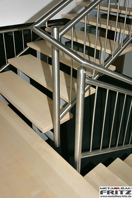 Treppe innen 11 - Zweil�ufige Holmtreppe mit Zwischenpodest - Treppe innen 11-04  -  (c) by Metallbau Fritz