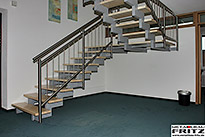 Treppe innen 11 - Zweil�ufige Holmtreppe mit Zwischenpodest 11-01