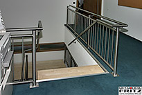 Treppe innen 11 - Zweil�ufige Holmtreppe mit Zwischenpodest 11-07