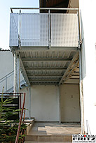 Balkongelnder, Stahlbalkon mit Treppenabgang, bestehend aus feuerverzinkten Stahlprofilen und einer Gelnderfllung aus Aluminium Lochblech mit einer Silber-Eloxierten Oberflchenbeschichtung. - (c) by Metallbau Fritz