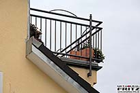 Balkongelnder, Feuerverzinkt und farbbeschichtet fr den Auenbereich mit einem Kugeldekor aus Edelstahl - (c) by Metallbau Fritz