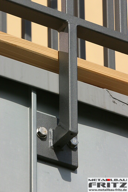 Balkongelnder mit einem Edelstahlhandlauf in Flachform und einer Kreuzborde - Balkongelnder 20-07  -  (c) by Metallbau Fritz