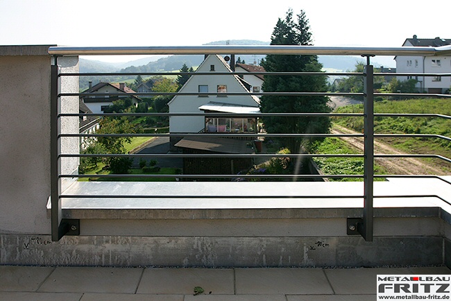 Terrassengelnder mit einem Edelstahlhandlauf - Balkongelnder 22-07  -  (c) by Metallbau Fritz