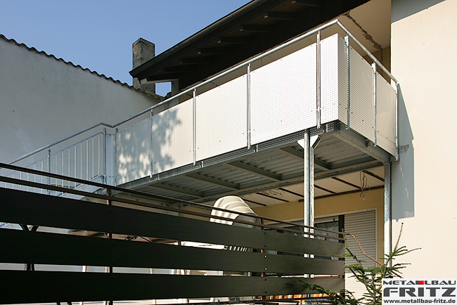 Balkonvergrerung durch einen Anbaubalkon aus Stahl - Balkon / Stahlbalkon 24-04  -  (c) by Metallbau Fritz