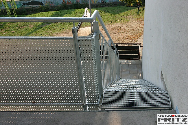 Balkonvergrerung durch einen Anbaubalkon aus Stahl - Balkon / Stahlbalkon 24-13  -  (c) by Metallbau Fritz