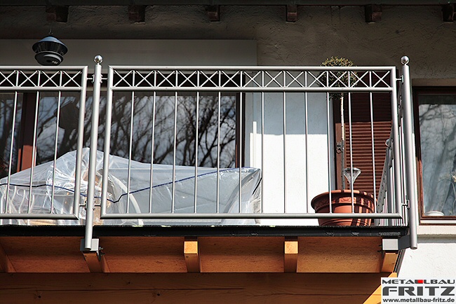 Anbaubalkon aus Holz mit einem Gelnder das feuerverzinkt und farbbeschichtet ist - Balkon / Balkongelnder 28-10  -  (c) by Metallbau Fritz