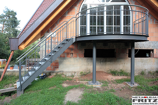 Halbrunder Anbaubalkon mit einem Holzboden und einem Treppenaufgang - Anbaubalkon / Balkongelnder 29-01  -  (c) by Metallbau Fritz