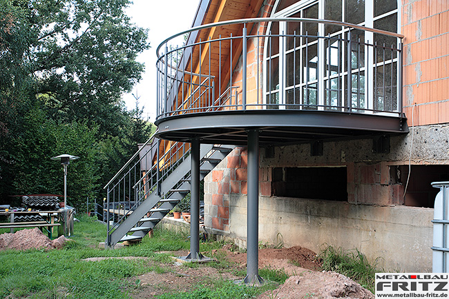 Halbrunder Anbaubalkon mit einem Holzboden und einem Treppenaufgang - Anbaubalkon / Balkongelnder 29-04  -  (c) by Metallbau Fritz