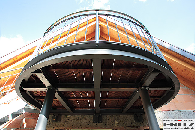 Halbrunder Anbaubalkon mit einem Holzboden und einem Treppenaufgang - Anbaubalkon / Balkongelnder 29-07  -  (c) by Metallbau Fritz