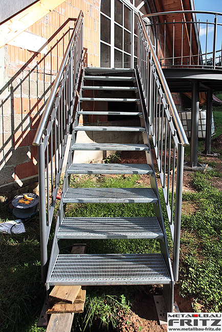 Halbrunder Anbaubalkon mit einem Holzboden und einem Treppenaufgang - Anbaubalkon / Balkongelnder 29-13  -  (c) by Metallbau Fritz