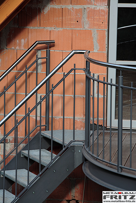 Halbrunder Anbaubalkon mit einem Holzboden und einem Treppenaufgang - Anbaubalkon / Balkongelnder 29-16  -  (c) by Metallbau Fritz