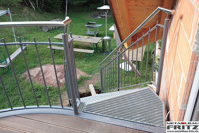 Halbrunder Anbaubalkon mit einem Holzboden und einem Treppenaufgang - Anbaubalkon / Balkongelnder 29-19  -  (c) by Metallbau Fritz