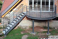 Balkon Gel�nder 29 - Halbrunder Anbaubalkon mit einem Holzboden und einem Treppenaufgang
