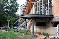 Halbrunder Anbaubalkon mit einem Holzboden und einem Treppenaufgang 29-04