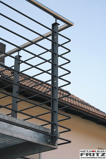 Stahlbalkon mit einer Gelnderfllung aus horizontalen Fllstben und einem Boden aus Gitterrost - Balkongelnder mit Edelstahl Handlauf 30-07  -  (c) by Metallbau Fritz
