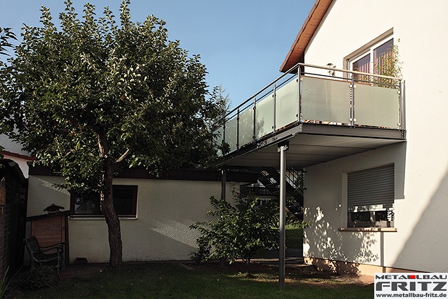Anbaubalkon mit einer Gelnderfllung aus mattiertem Glas und einem Treppenabgang - Anbaubalkon / Balkongelnder 34-01  -  (c) by Metallbau Fritz