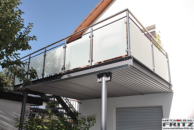 Anbaubalkon mit einer Gelnderfllung aus mattiertem Glas und einem Treppenabgang - Anbaubalkon / Balkongelnder 34-04  -  (c) by Metallbau Fritz
