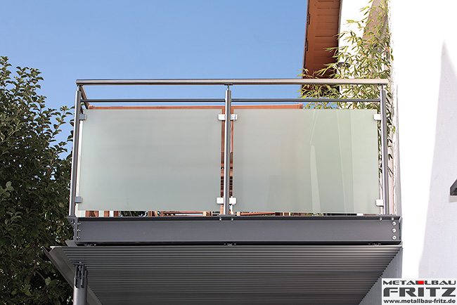 Anbaubalkon mit einer Gelnderfllung aus mattiertem Glas und einem Treppenabgang - Anbaubalkon / Balkongelnder 34-07  -  (c) by Metallbau Fritz