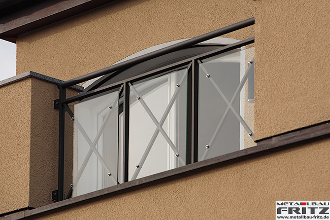 Balkongelnder mit Diagonalstreben und einer Klarglasfllung - Balkongelnder 36-10  -  (c) by Metallbau Fritz