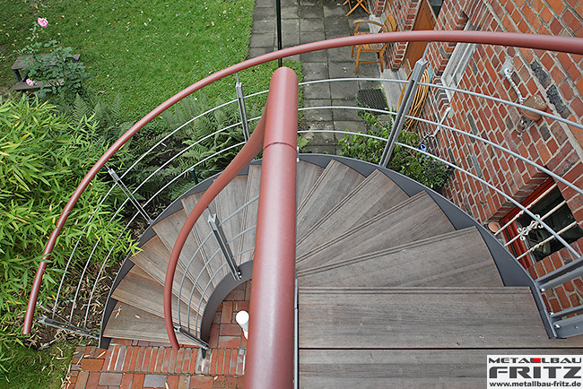 Stahlbalkon mit einem gewendelten Treppenaufgang und einem Holzbelag - Stahlbalkon / Balkongelnder 37-13  -  (c) by Metallbau Fritz