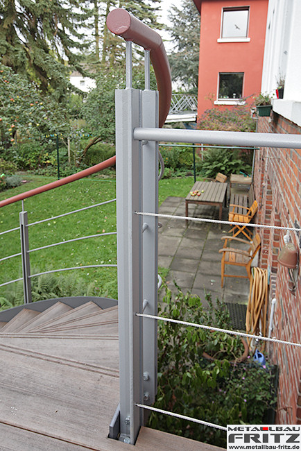 Stahlbalkon mit einem gewendelten Treppenaufgang und einem Holzbelag - Stahlbalkon / Balkongelnder 37-19  -  (c) by Metallbau Fritz